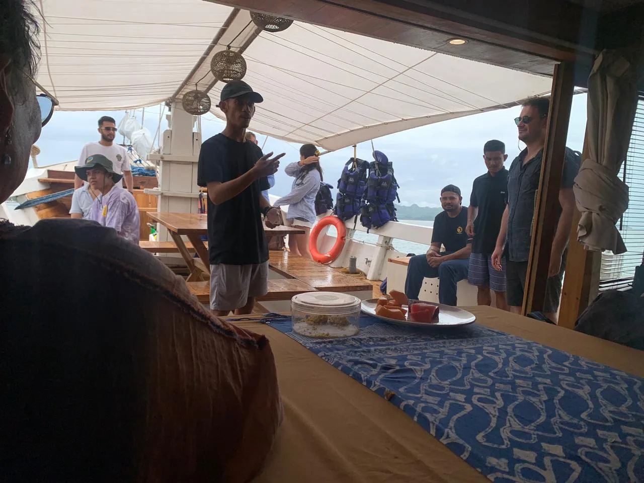 持牌導遊 Andro 於科莫多國家公園實地帶團 — 營運商可代旅客完成 SiORA 入園預約