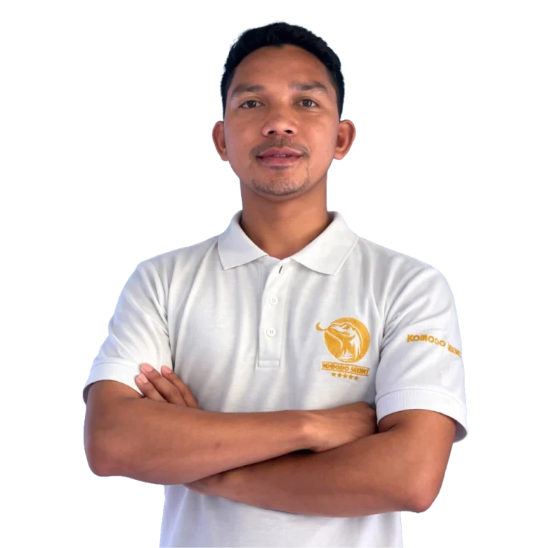 持牌導遊 Rikardus Gopong — Komodo Luxury 真實團隊成員（實照）