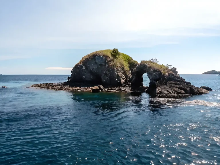 Batu Bolong 岩島(科莫多國家公園)